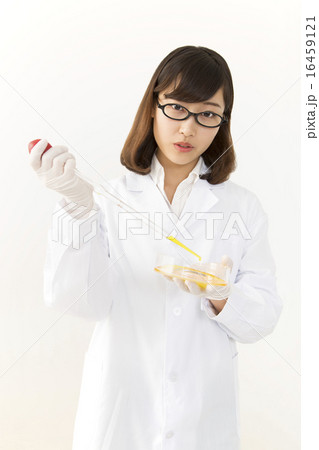 ピペットを持つ女性化学者 16459121