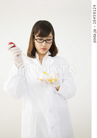 ピペットを持つ女性化学者 16459124