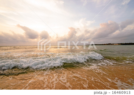 夕方のビーチと波しぶき、沖縄 16460913