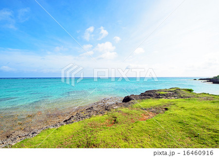 青い海と緑の岩礁、沖縄 青い海と緑の岩礁、沖縄 16460916