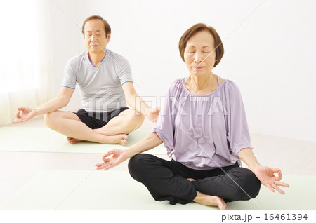 ヨガをするシニア夫婦 16461394