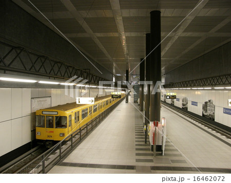 ベルリン中央的の片隅で休む黄色い電車 ベルリン中央的の片隅で休む黄色い電車 16462072