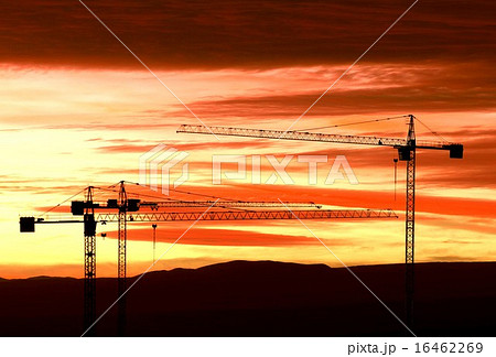 夕暮れ迫る南米チリ共和国のアンデス山中の建設現場で作業するクレーン 夕暮れ迫る南米チリ共和国のアンデス山中の建設現場で作業するクレーン 16462269