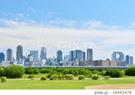 新淀川大橋と梅田高層ビル群 16462478