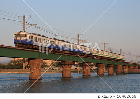 信濃川橋梁を渡る越後線115系6両 16462659