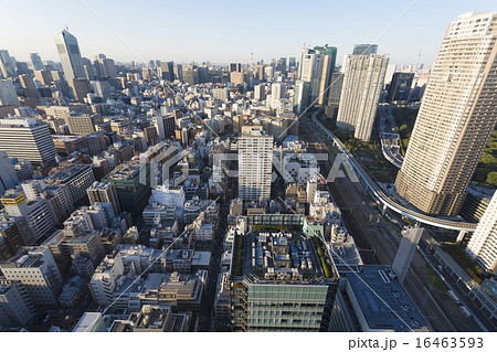 東京都市風景 浜松町から望む 東京スカイツリーと新橋 汐留 銀座方面 ワイドの写真素材
