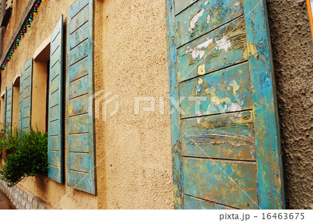 windows of antique house 16463675