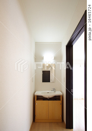 洗面台 狭い空間を有効利用したタイプの写真素材
