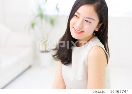 部屋でリラックスする女性 部屋でリラックスする女性 16465744