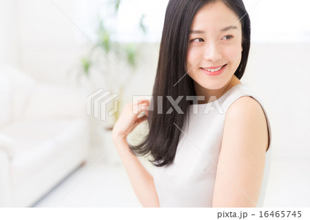 部屋でリラックスする女性 16465745