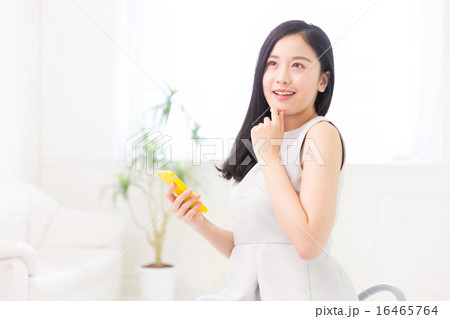 部屋でスマホを見る女性 部屋でスマホを見る女性 16465764
