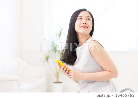 部屋でスマホを見る女性 部屋でスマホを見る女性 16465765