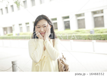 頬に手をあてる女性 頬に手をあてる女性 16466552