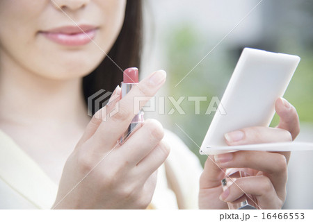 メイクをする女性 16466553
