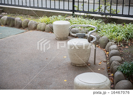 公園のバリアフリー対応ベンチ 16467076