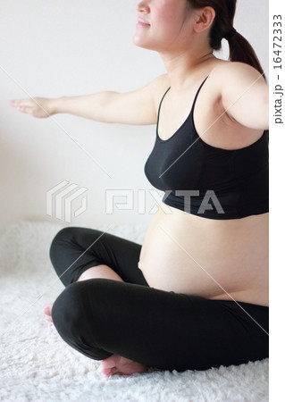 女性1人 (ヨガ 腹 胎児 マタニティ 臨月 妊婦 プレママ 妊娠 産前 生命 母体 ママ) 16472333