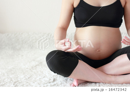 女性1人 (ヨガ 腹 胎児 マタニティ 臨月 妊婦 プレママ 妊娠 産前 生命 母体 ママ) 16472342