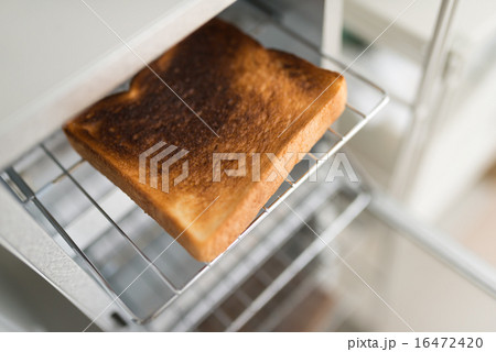焦げたパンの写真素材