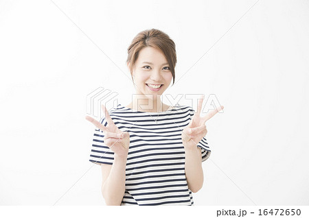 ジェスチャーをする女性（ダブルピース） 16472650