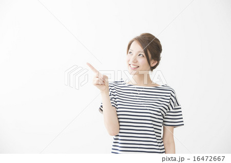 指差しをしている女性 指差しをしている女性 16472667