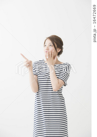 指差しをしている女性 指差しをしている女性 16472669