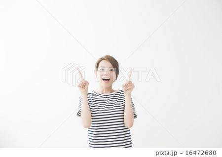 指差しをしている女性(両手) 指差しをしている女性(両手) 16472680