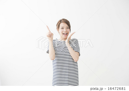 指差しをしている女性 16472681