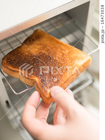焦げたパンの写真素材