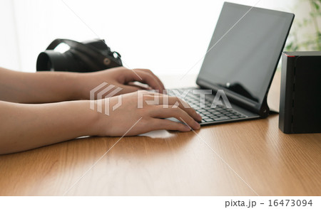 パソコンのある暮らし 16473094