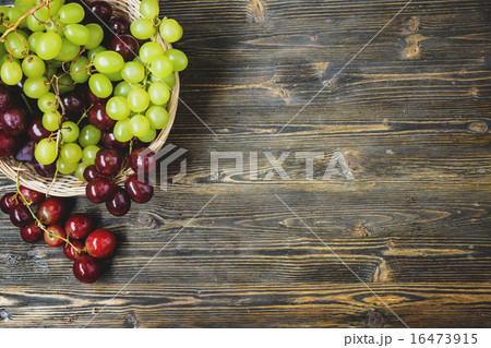 grapes in a wicker basket 16473915