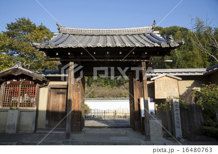 月真院と御陵衛士屯所跡の碑 16480763