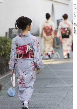 ねねの道を行く和装の女性 16480764