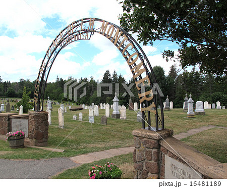 プリンスエドワード島赤毛のアンの島キャベンディシュのモンゴメリの共同墓地墓石とエントランスアーチ プリンスエドワード島赤毛のアンの島キャベンディシュのモンゴメリの共同墓地墓石とエントランスアーチ 16481189