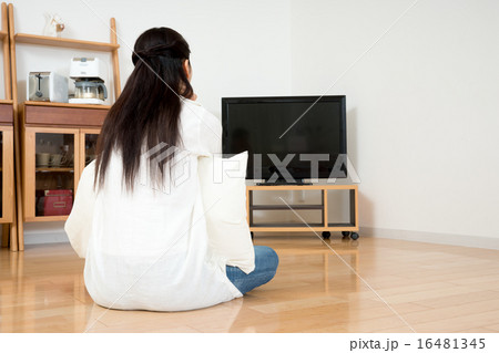 ＴＶを見る若い女性 16481345