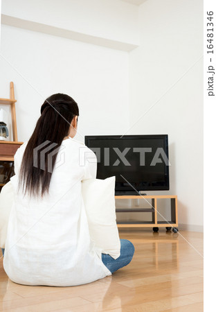 ＴＶを見る若い女性 16481346