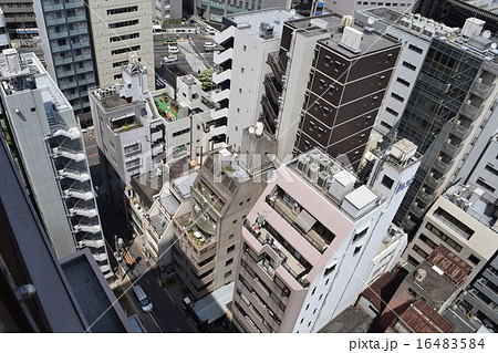 東京のビルの谷間と車 16483584