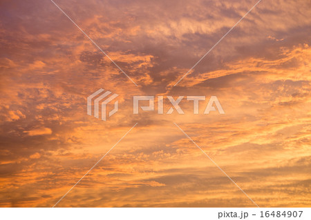 夕暮れの空 16484907