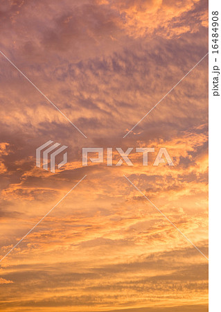 夕暮れの空 16484908