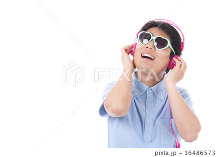 ヘッドフォン　音楽　笑顔　男性 16486573