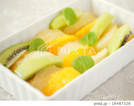 シトラスフルーツのマリネ リネン背景 (横位置) シトラスフルーツのマリネ リネン背景 (横位置) 16487326