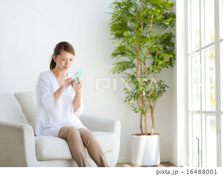スマートフォン・女性 16488001