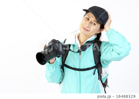 ミドル世代　女性カメラマン 16488329