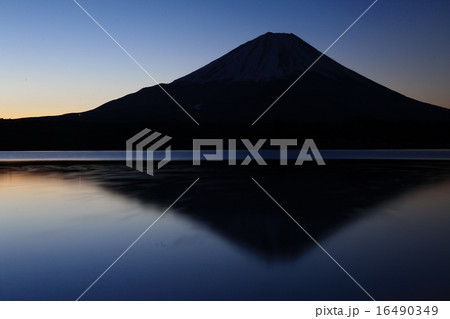 夜明けの富士山 16490349