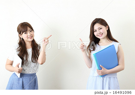 若い女性2人 若い女性2人 16491096