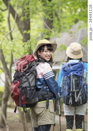 登山をする若い女性 登山をする若い女性 16491116