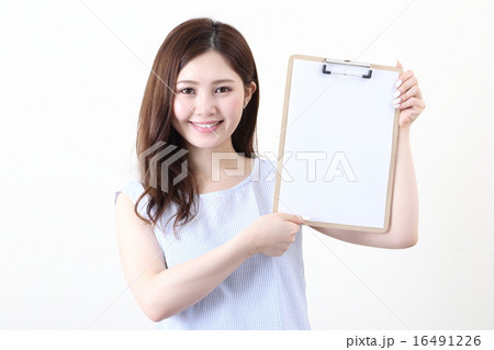 クリップボードを持つ若い女性 クリップボードを持つ若い女性 16491226