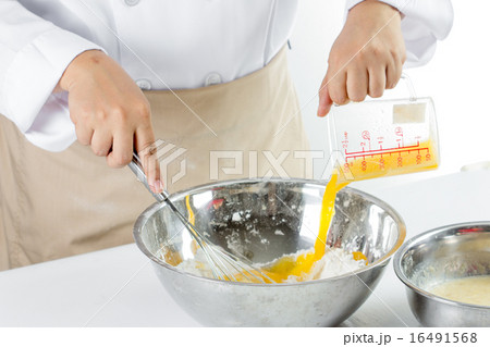 making banana cake 16491568