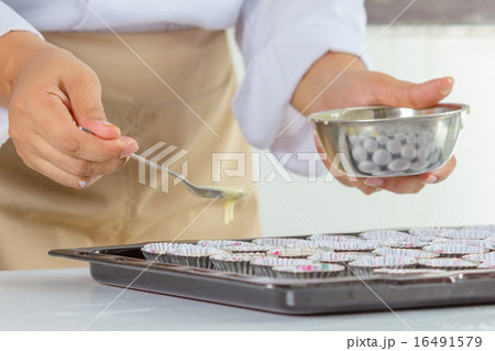 making banana cake 16491579