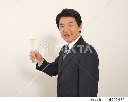 シャンパングラスを持つシニア男性の写真素材