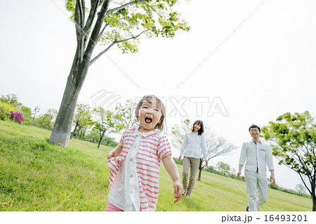 公園を歩く親子の写真素材